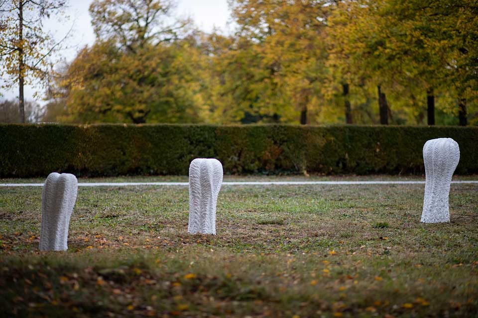 2018. Kindergrabfeld Gemeinschaftsgrab. Cristallina Marmor. Höhen 60cm, 70cm, 90cm. Friedhof am Hörnli, Basel. Bild Lukas Gysin Basel.