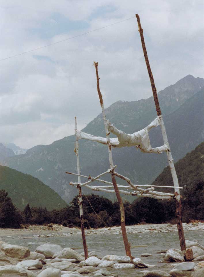 1984. Schwemmholz, Schnur, Tücher, Gips. Maggia bei Aurigeno/Tessin. Höhe 5m