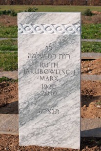 2011.1 Material Cristallina Marmor. Höhe 120cm. Jüdischer Friedhof Basel.jpg