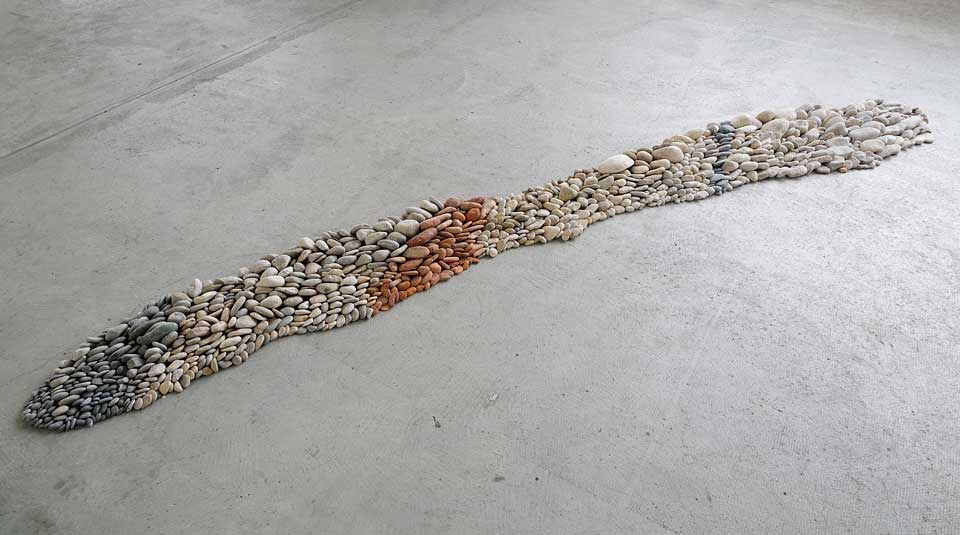 2018. Zwischenhalt. Flusskiesel vom Kraftwerk Augst. 600x65cm